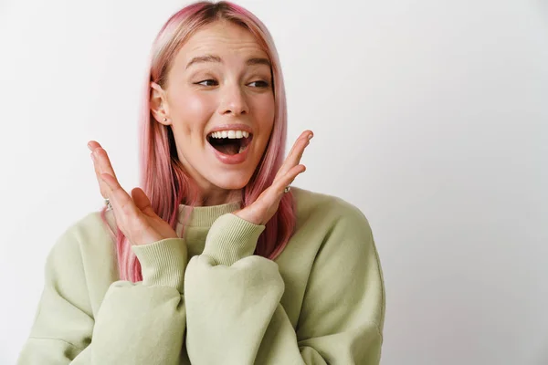 Молодая Возбужденная Женщина Розовыми Волосами Выражает Удивление Перед Камерой Белом — стоковое фото