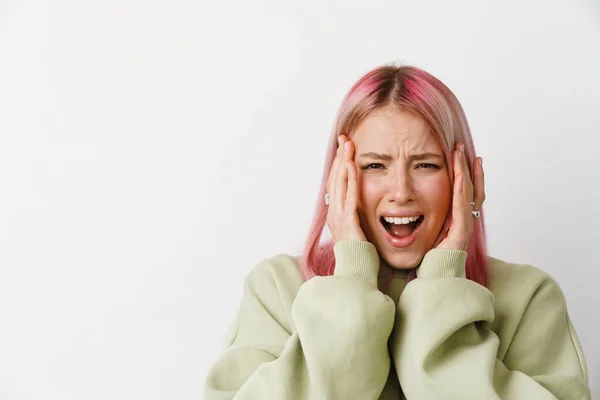 Молода Жінка Рожевим Волоссям Кричить Тримає Голову Ізольовано Білому Тлі — стокове фото