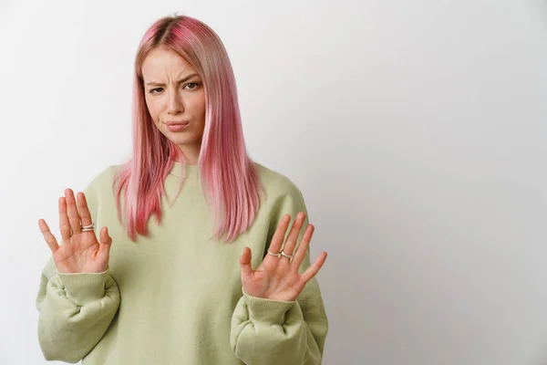 Mujer Joven Con Pelo Rosa Frunciendo Ceño Mostrando Gesto Stop —  Fotos de Stock