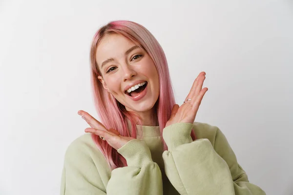 분홍색 머리카락을 카메라 고립되어 배경에서 미소를 — 스톡 사진
