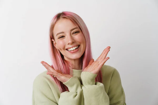 분홍색 머리카락을 카메라 고립되어 배경에서 미소를 — 스톡 사진