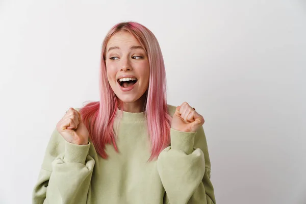 Jovem Mulher Branca Com Cabelo Rosa Rindo Apertando Punhos Isolados — Fotografia de Stock