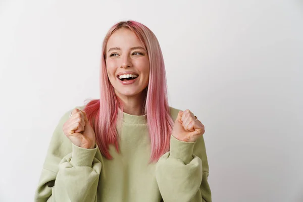 Jonge Witte Vrouw Met Roze Haar Lachen Klemmen Haar Vuisten — Stockfoto