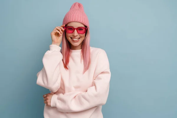 Junge Weiße Frau Mit Rosafarbenen Haaren Trägt Sonnenbrille Und Lächelt — Stockfoto