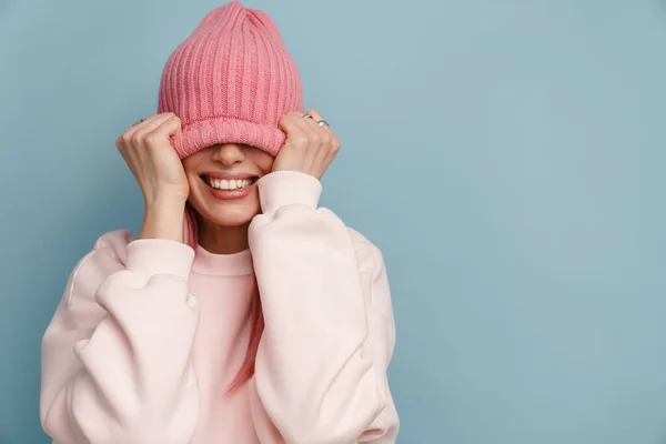 Jonge Blanke Vrouw Met Roze Haar Glimlachend Trekken Hoed Naar — Stockfoto
