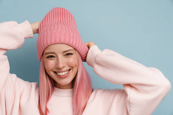 Young White Woman Pink Hair Smiling Posing Camera Isolated Blue — Stock Photo, Image
