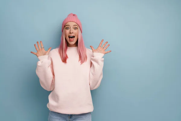 Jovem Mulher Branca Com Cabelo Rosa Rindo Levantando Braços Isolados — Fotografia de Stock