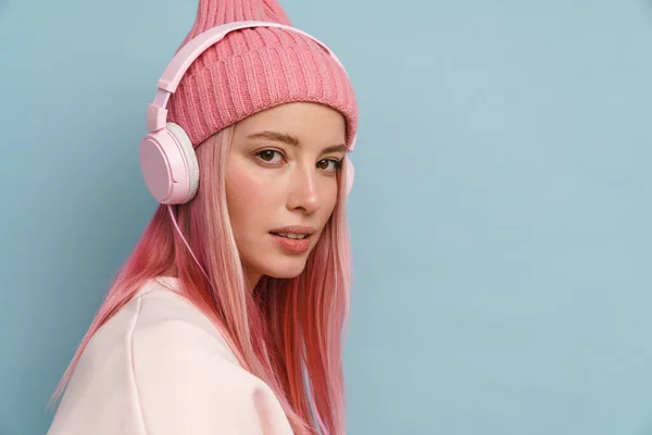 Giovane Donna Bianca Con Cappello Rosa Ascoltare Musica Con Cuffie — Foto Stock