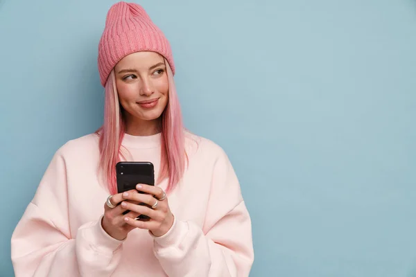 Mladá Bílá Žena Usmívá Při Použití Mobilního Telefonu Izolované Přes — Stock fotografie