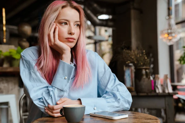 Fiatal Rózsaszín Haj Néz Félre Miközben Kávézóban — Stock Fotó