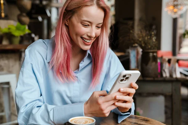 Jovem Mulher Sorridente Com Cabelo Rosa Usando Telefone Celular Enquanto — Fotografia de Stock