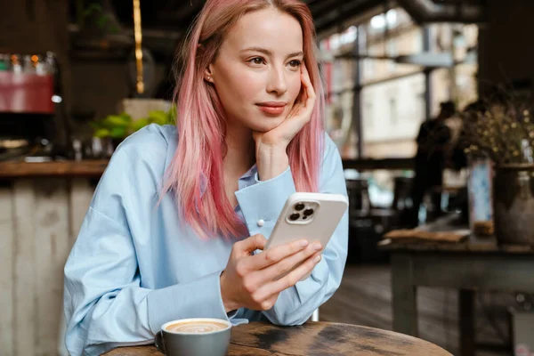 Junge Weiße Frau Mit Rosa Haaren Benutzt Mobiltelefon Während Sie — Stockfoto