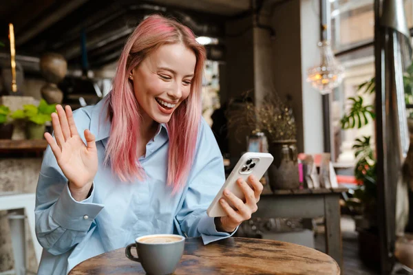 Jonge Glimlachende Vrouw Zwaaiende Hand Met Behulp Van Mobiele Telefoon — Stockfoto