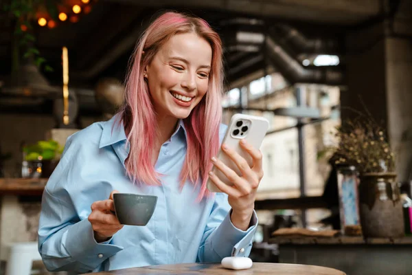 Jonge Glimlachende Vrouw Met Behulp Van Mobiele Telefoon Tijdens Het — Stockfoto