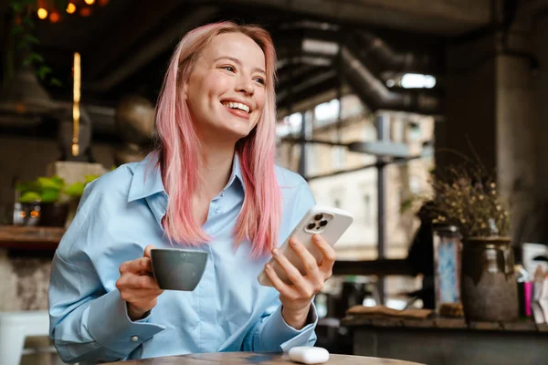 Jonge Glimlachende Vrouw Met Behulp Van Mobiele Telefoon Tijdens Het — Stockfoto