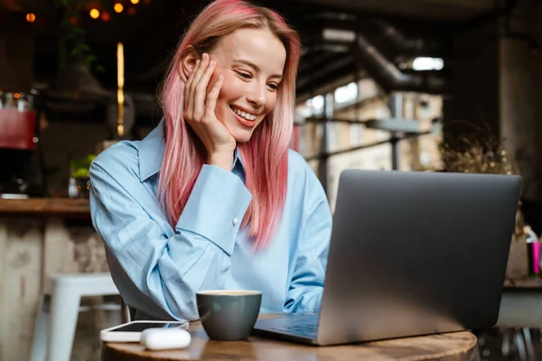 Jonge Lachende Vrouw Met Roze Haar Werken Met Laptop Tijdens — Stockfoto