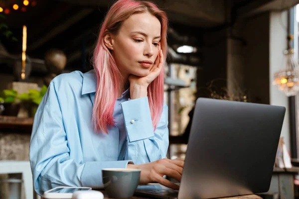 Mujer Blanca Joven Con Pelo Rosa Trabajando Con Ordenador Portátil — Foto de Stock