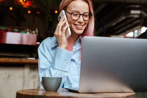 Junge Schöne Frau Benutzt Laptop Und Telefoniert Café — Stockfoto