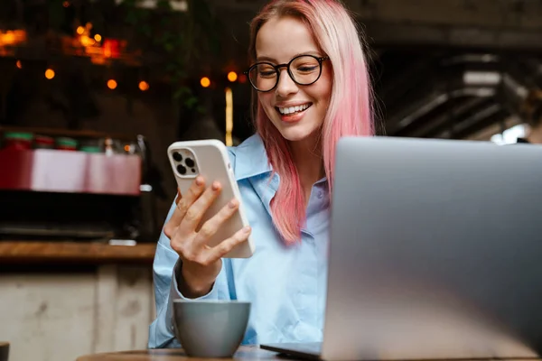 Fiatal Gyönyörű Használja Laptop Mobiltelefon Miközben Kávézóban — Stock Fotó