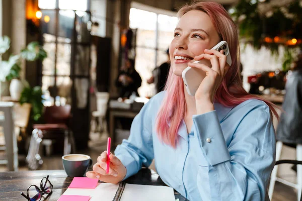 Young Beautiful Woman Pink Hair Using Cellphone While Studying Cafe — Stock Photo, Image