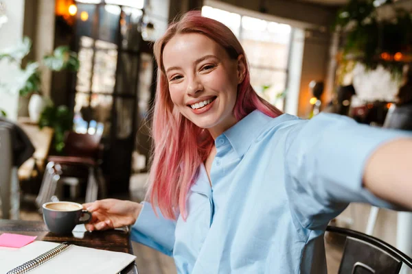 Jonge Mooie Vrouw Met Roze Haar Het Nemen Van Selfie — Stockfoto