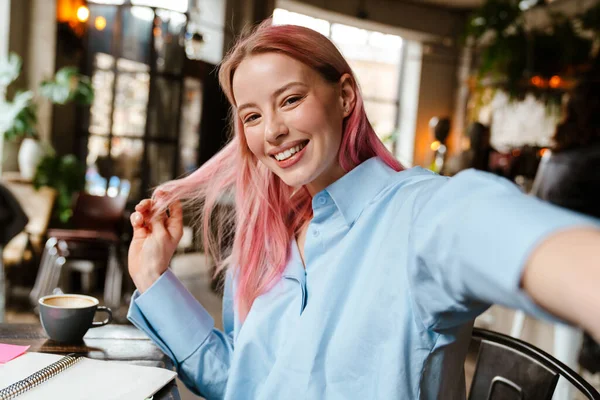 Fiatal Gyönyörű Rózsaszín Hajjal Hogy Szelfi Fotó Miközben Tanul Kávézóban — Stock Fotó