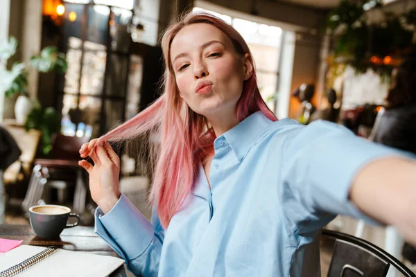 Jonge Mooie Vrouw Met Roze Haar Nemen Selfie Foto Tijdens — Stockfoto