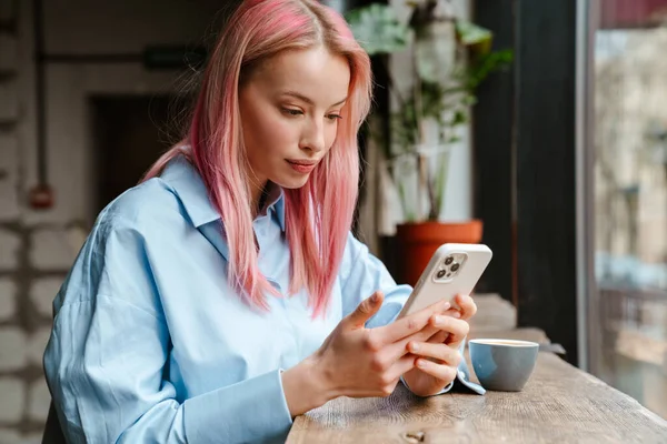 Fiatal Gyönyörű Rózsaszín Haj Segítségével Mobiltelefon Miközben Kávézóban — Stock Fotó