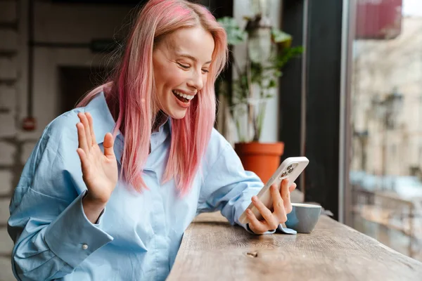 Jonge Mooie Vrouw Met Roze Haar Met Behulp Van Mobiele — Stockfoto
