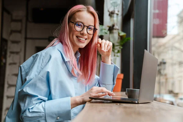 Jonge Mooie Vrouw Met Roze Haar Met Behulp Van Laptop — Stockfoto