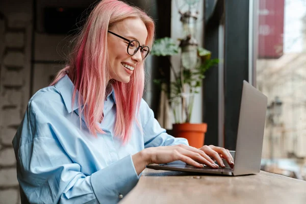 Jovem Mulher Bonita Com Cabelo Rosa Usando Laptop Enquanto Sentado — Fotografia de Stock