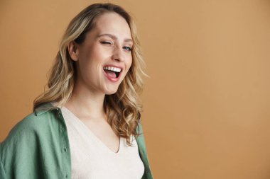 Mutlu güzel kadın gülümsüyor ve kameraya göz kırpıyor.