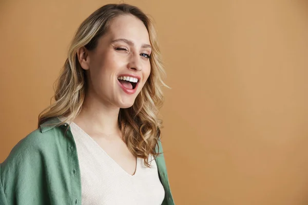 Felice Bella Donna Sorridente Strizzando Occhio Alla Fotocamera Isolata Sulla — Foto Stock