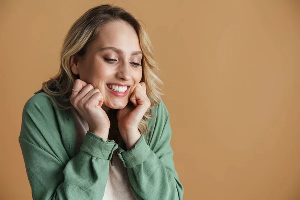 Feliz Hermosa Mujer Sonriendo Mirando Hacia Abajo Aislado Sobre Pared —  Fotos de Stock