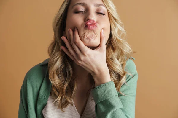 Zabawna Piękna Kobieta Grymasząca Całująca Usta Przed Kamerą Odizolowana Beżowej — Zdjęcie stockowe