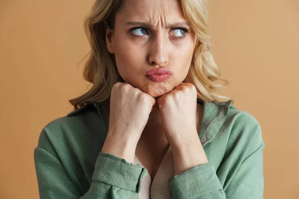 Mujer Hermosa Infeliz Haciendo Muecas Mirando Lado Aislado Sobre Pared —  Fotos de Stock