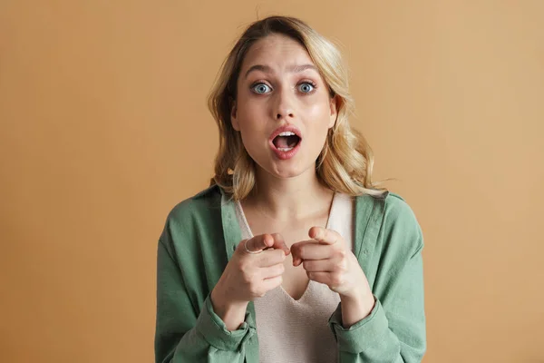 Mujer Rubia Sorprendida Señalando Con Los Dedos Cámara Aislada Sobre — Foto de Stock