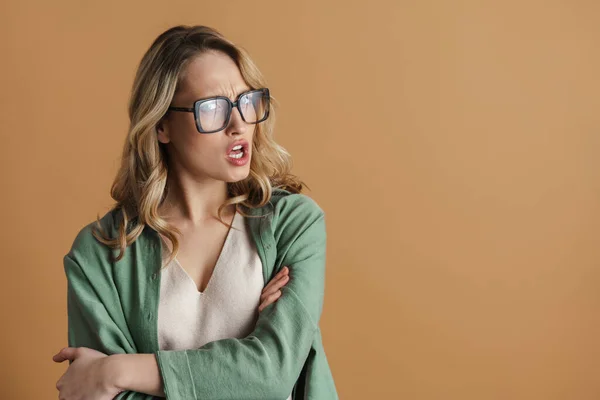 Mulher Bonita Descontente Óculos Posando Com Braços Cruzados Isolados Sobre — Fotografia de Stock