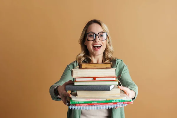 Felice Bella Donna Occhiali Posa Con Libri Pianificatori Isolati Parete — Foto Stock