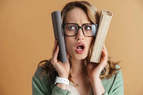 Chocado Sobrecarregado Menina Vestindo Óculos Com Livros Isolados Sobre Cinza — Fotografia de Stock