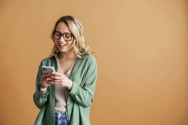 Mulher Bonita Feliz Sorrindo Usar Telefone Celular Isolado Sobre Parede — Fotografia de Stock