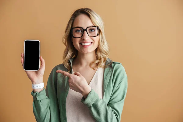 Gelukkig Vrouw Tonen Wijzen Vinger Naar Mobiele Telefoon Geïsoleerd Beige — Stockfoto