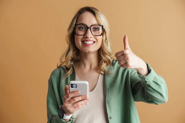 Щаслива Жінка Показує Великий Палець Під Час Використання Мобільного Телефону — стокове фото