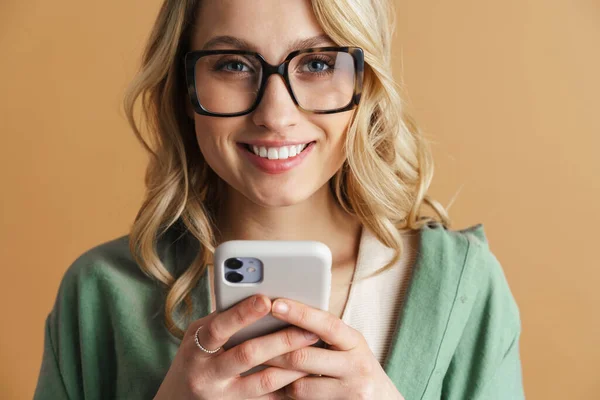 Gelukkig Mooi Vrouw Glimlachen Terwijl Met Behulp Van Mobiele Telefoon — Stockfoto