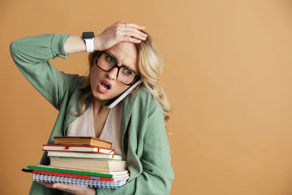 Ontevreden Vrouw Praten Mobiele Telefoon Terwijl Het Houden Van Boeken — Stockfoto