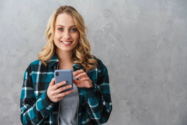 Gelukkig Mooi Vrouw Glimlachen Terwijl Met Behulp Van Mobiele Telefoon — Stockfoto