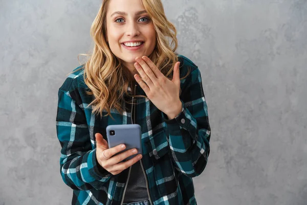 Щаслива Красива Жінка Посміхається Під Час Використання Мобільного Телефону Ізольовано — стокове фото