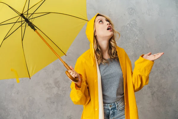 Preciosa Mujer Joven Excitada Con Abrigo Impermeable Que Sostiene Paraguas — Foto de Stock