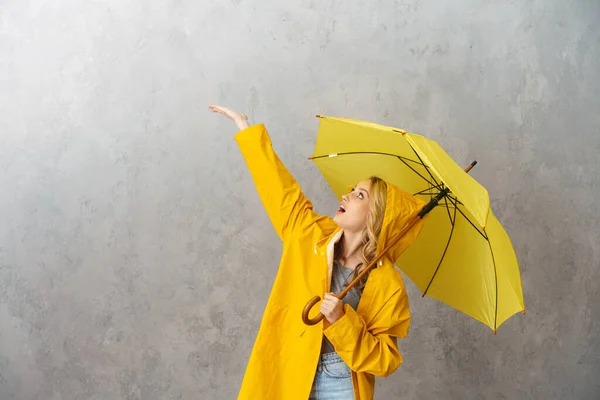 Preciosa Mujer Joven Excitada Con Abrigo Impermeable Que Sostiene Paraguas —  Fotos de Stock