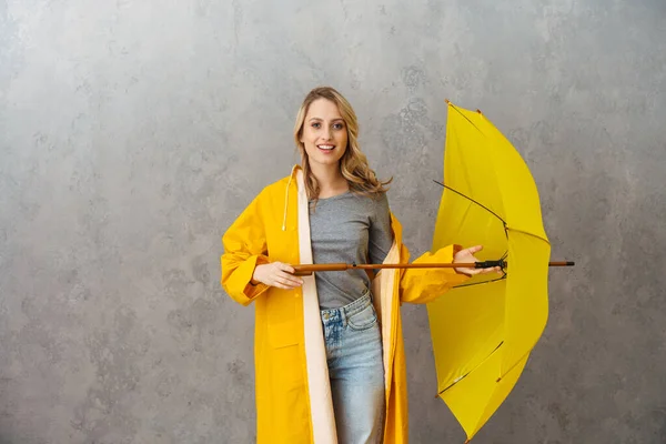 Piękny Wesoły Młoda Kobieta Noszenie Wodoodporny Płaszcz Trzymając Parasol Izolowane — Zdjęcie stockowe